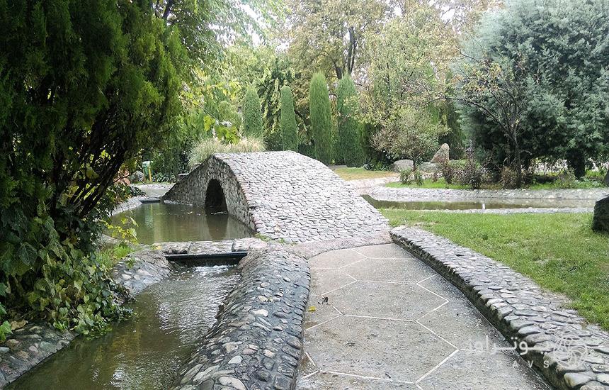 باغ ژاپنی در پارک لاله تهران که پلی سنگی بر روی جوی آب و پیاده‌رویی سنگ‌فرش‌شده دارد.